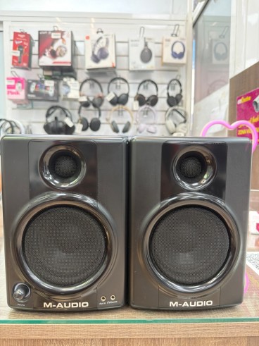 1-1-246093-1-Monitor Estudio M-AUDIO AV 40 Negros