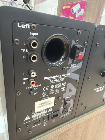 1-1-246093-3-Monitor Estudio M-AUDIO AV 40 Negros