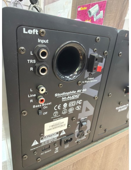 1-1-246093-3-Monitor Estudio M-AUDIO AV 40 Negros