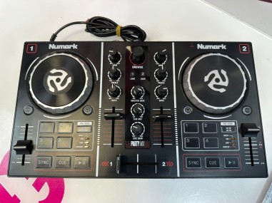 9-9-78227-2-Mesa DJ Numark Party Mix 
