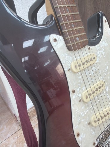1-1-276688-8-Guitarra Electrica Falcon Signatures