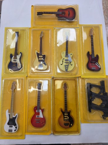 1-1-277133-1-Instrumentos Musicales En Miniatura Pack 8 Guitarras Mini Soporte
