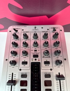 8-8-80495-1-Mesa DJ Behringer Vmx 2000 2